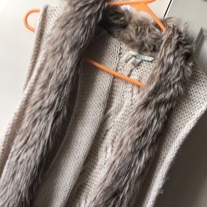 BKE Sweaters - Sweater vest with fur BKE Sweaters - Sweater vest with fur
